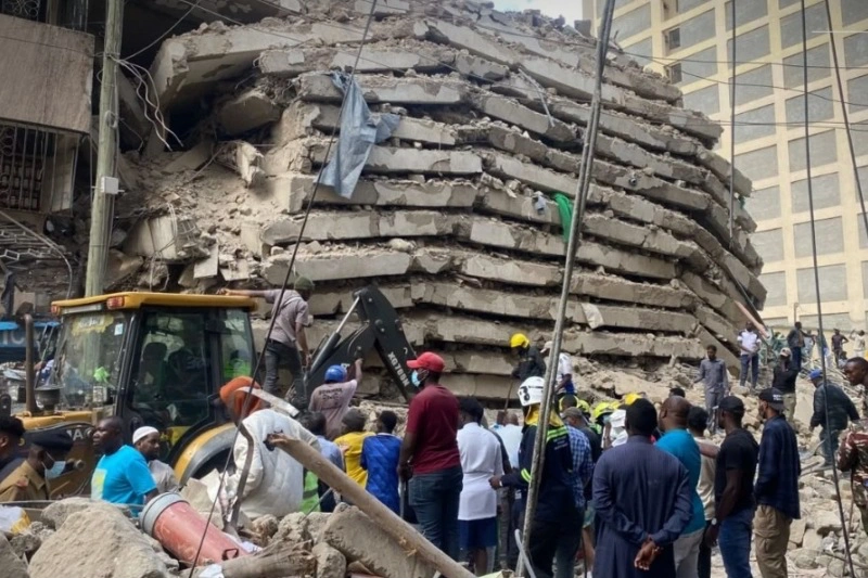 Eastleigh building collapse: rescuers search rubble on busy Nairobi street